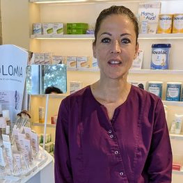 Pharmazeutisch-Kaufmännische Assistentin Sarah Puck in der Fischl Apotheke in Klagenfurt am Wörthersee